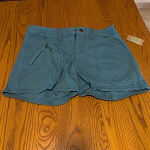 Title Nine Big B Short 4" Size 6